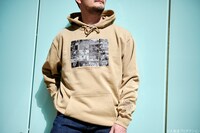 「戦場のメリークリスマス フーディ」（カーキ / 税込7150円）