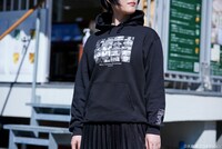 「戦場のメリークリスマス フーディ」（黒 / 税込7150円）