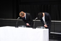 深々と頭を下げるニューヨーク。