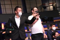 会見にはバビロンのノリ（左）、千葉（右）が乱入。