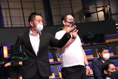 会見にはバビロンのノリ（左）、千葉（右）が乱入。