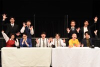 「ヨシモト∞ホール 15周年劇場リニューアル会見」の収録に臨んだ（前列左から）ゆにばーす、オズワルド、そいつどいつ。（後列左から）ラフレクラン、ニューヨーク。