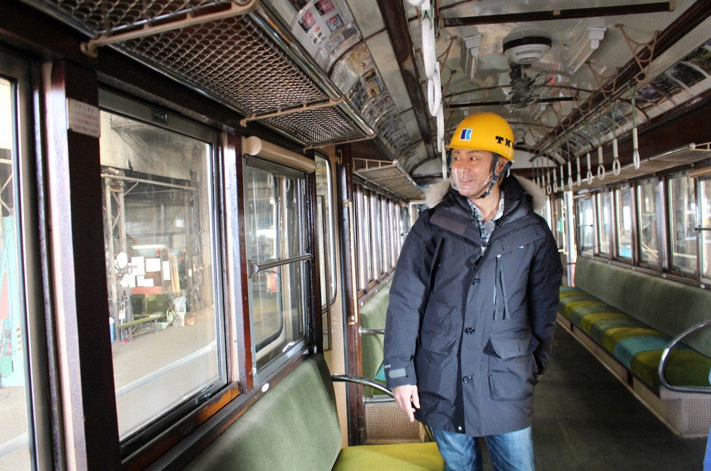 「迷宮グルメ 異郷の駅前食堂」で香川県を訪れ、列車を整備する様子が気になったヒロシ。(c)BS朝日