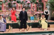 「土曜プレミアム『トークィーンズ』」にゲスト出演する霜降り明星せいや（前列中央）と、「トークィーンズ」たち。(c)フジテレビ
