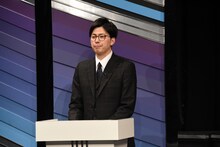 会見の司会を務めたラフレクラン西村。