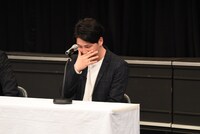 感極まっているのか笑っているのか、口元をおさえるニューヨーク屋敷。