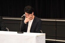 感極まっているのか笑っているのか、口元をおさえるニューヨーク屋敷。