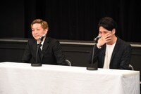 感極まっているのか笑っているのか、口元をおさえるニューヨーク屋敷（右）。