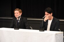 感極まっているのか笑っているのか、口元をおさえるニューヨーク屋敷（右）。