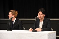 オンラインサロンや仮想通貨のことを聞かれて明らかにふてくされるニューヨーク屋敷（右）。