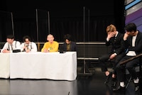 ∞ホールでのことを思い出しているニューヨーク（右から2人）。