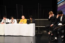 ∞ホールでのことを思い出しているニューヨーク（右から2人）。