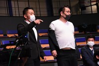 会見にはバビロンのノリ（左）、千葉（中央）が乱入。