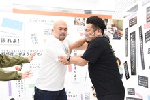 メディア用にケンカする鬼越トマホーク。