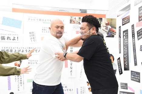 メディア用にケンカする鬼越トマホーク。