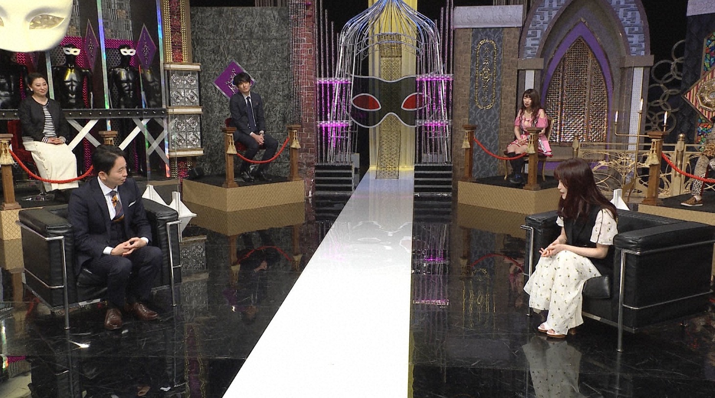 左から有吉弘行、岡部磨知。(c)日本テレビ