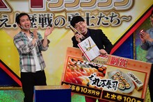 「R-1ぐらんぷりクラシック」でMVP（エムブイピン）に選ばれたヒューマン中村（右）。