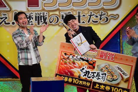 「R-1ぐらんぷりクラシック」でMVP（エムブイピン）に選ばれたヒューマン中村（右）。