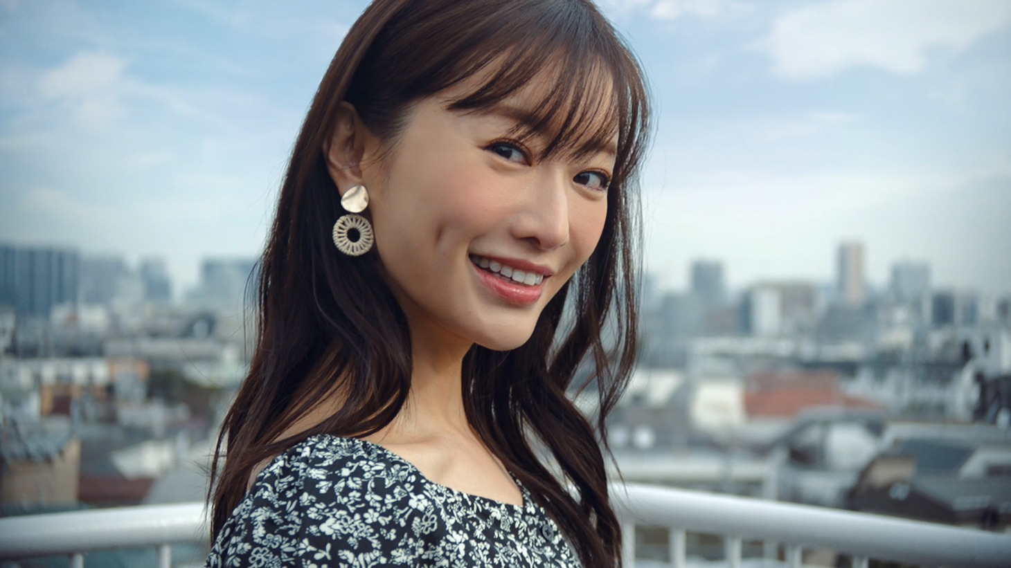 CM「ファッションは自由だ。」編より。