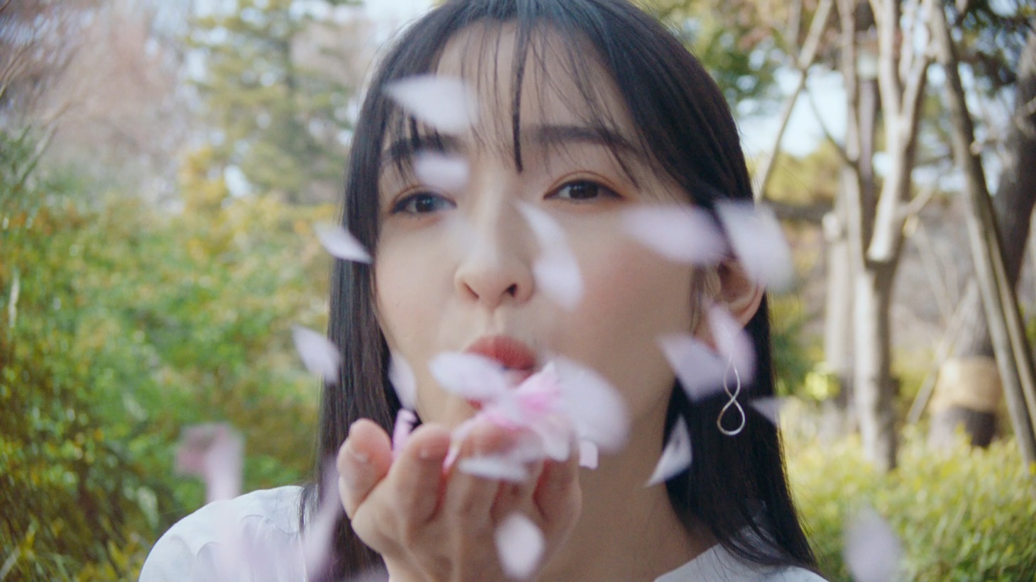 CM「ファッションは自由だ。」編より。