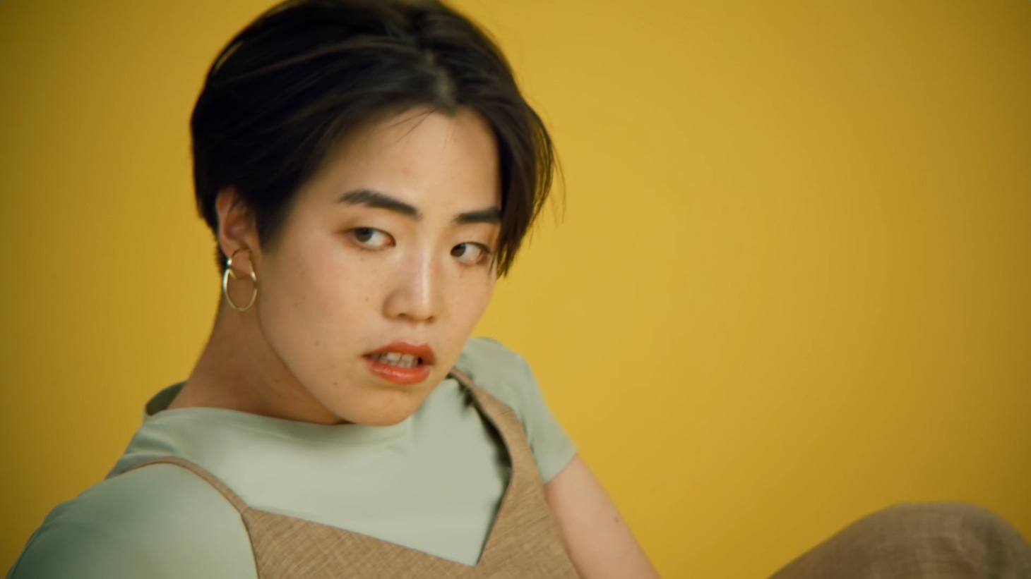 CM「ファッションは自由だ。」編より。