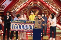 顔でボケてみせる、ゆりやんレトリィバァ（中央）ら。