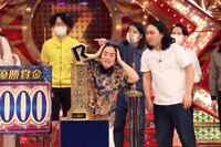 優勝に感激した様子を見せ、両手で顔を覆ったあと、披露した表情でボケる、ゆりやんレトリィバァ。