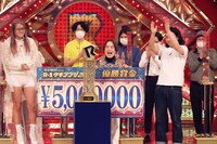 優勝を決めた、ゆりやんレトリィバァら。