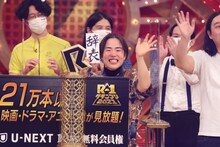 「R-1グランプリ2021」で優勝したゆりやんレトリィバァ（中央）。