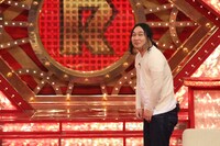 Finalステージでネタを披露するかが屋 賀屋。