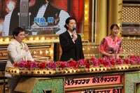 MCを務める（左から）霜降り明星、広瀬アリス。