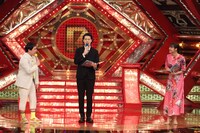 MCを務める（左から）霜降り明星、広瀬アリス。