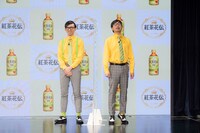 叫ぶおいでやす小田（右）。