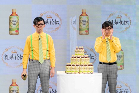 「ハリウッド映画モノマネ」を披露するこがけん（左）と盛り上げるおいでやす小田（右）。