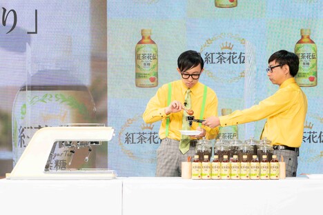 エスプレッソマシンでの抽出に挑戦するおいでやすこが。