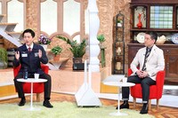 吉村洋文大阪府知事（左）と橋下徹（右）。