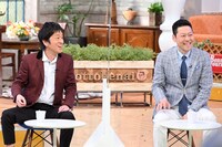 MCのブラックマヨネーズ吉田（左）と東野幸治（右）。