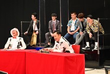 （前列左から）バイきんぐ小峠、くりぃむしちゅー有田、（後列左から）SAKURAI、納言・安部、ジェラードン。(c)TBS