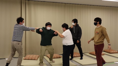 「笑う心臓」の稽古中の様子。