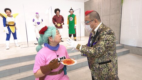 十文字幻斎と対決する森三中・大島（手前左）。(c)中京テレビ