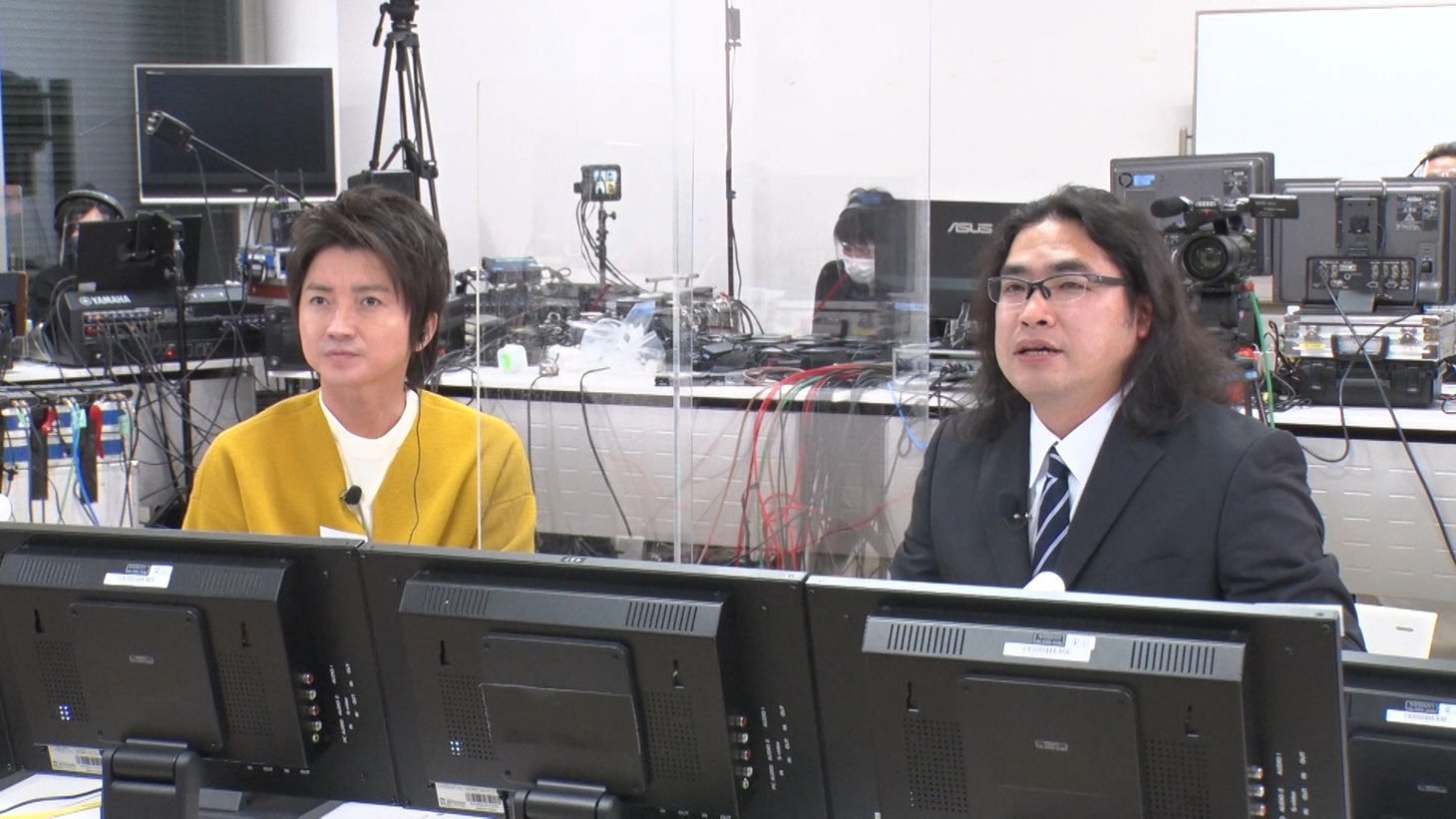 藤原竜也とロッチ中岡。(c)フジテレビ