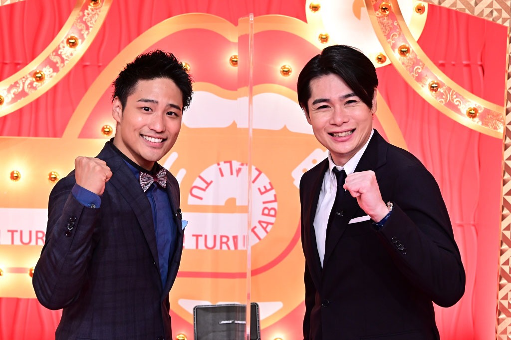 「歌ネタゴングSHOW 爆笑！ターンテーブル」MCの桐山照史（左）と平成ノブシコブシ吉村（右）。(c)TBS