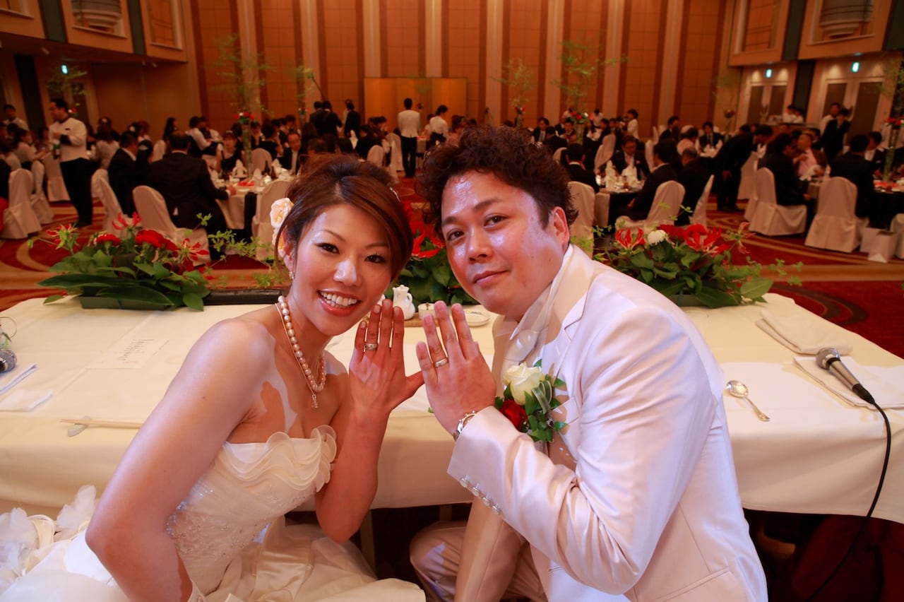 赤プルと松丘慎吾による結婚式の様子。2人は現在、夫婦コンビ・チャイムとしても活動している。