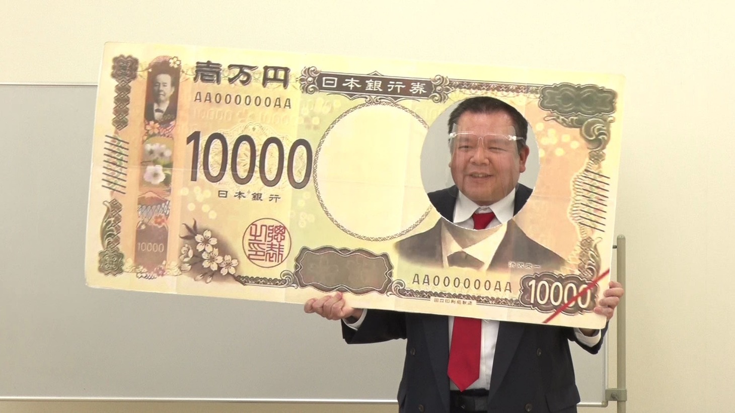 自前の小道具を使ったネタを披露する今別府直之。