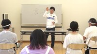 「言魂」について語る新井崇史。