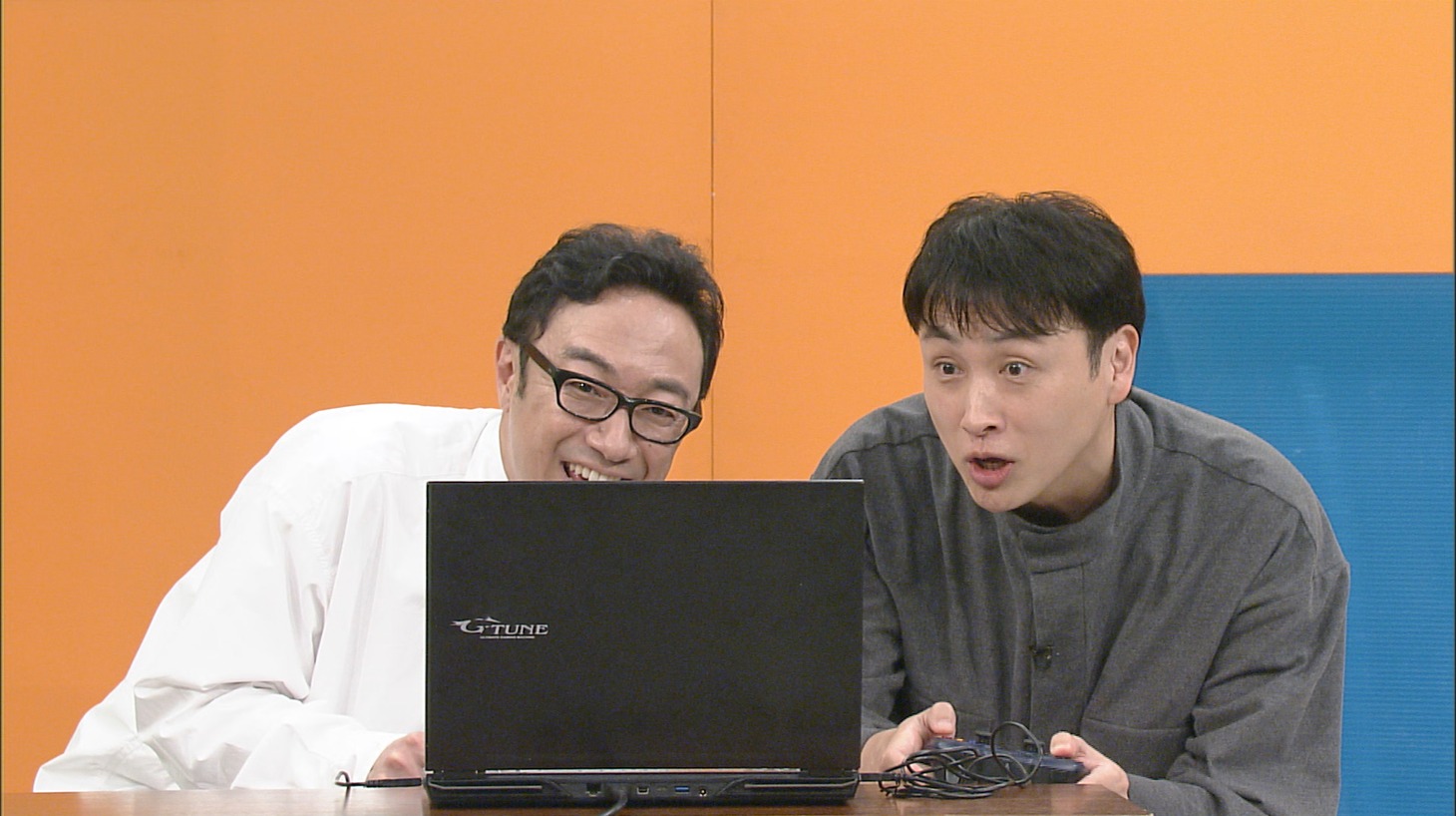 左から東京03角田、アンジャッシュ児嶋。(c)チバテレ