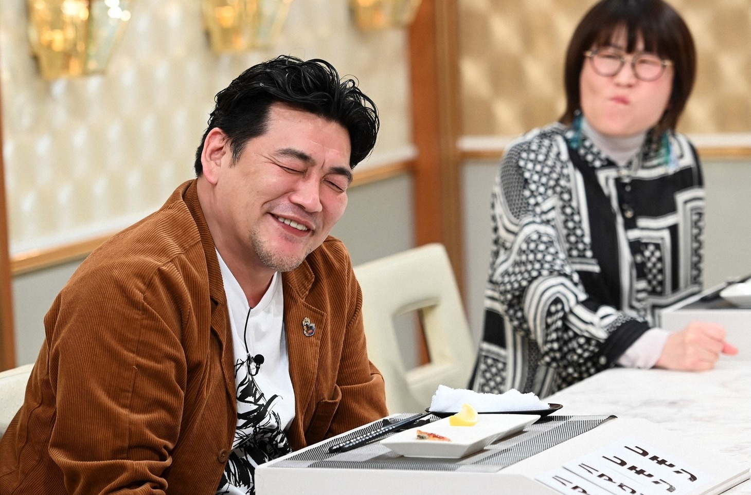 （左から）サンドウィッチマン富澤、オアシズ光浦。(c)TBS