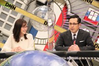 （左から）小澤陽子アナ、アリタ哲平。(c)フジテレビ