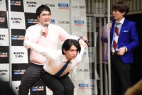 ハーレーになるマヂカルラブリー野田クリスタルとそのハンドルを握る村上、三四郎・小宮（右）。