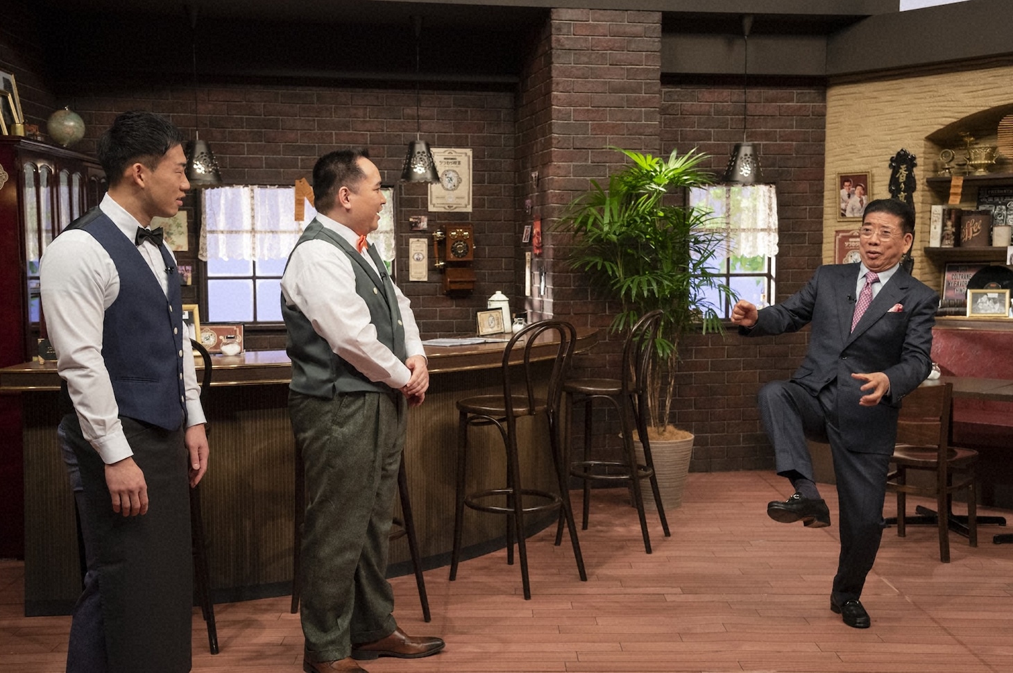 左からミルクボーイ、西川きよし。(c)読売テレビ